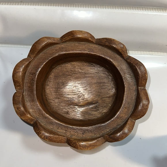 2 piece wooden hand carved hen on a nest - Picture 6 of 11